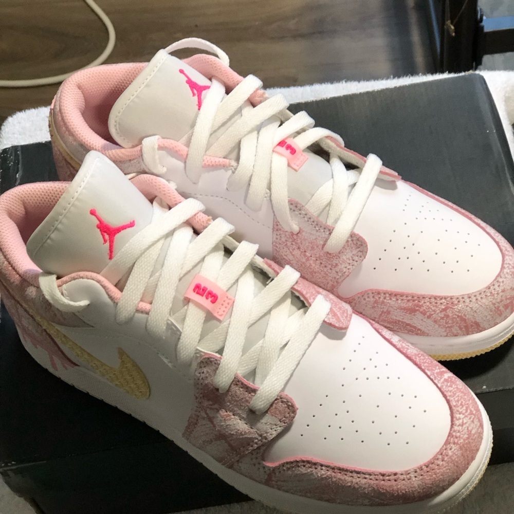 Jordan1 Low Pink & White With Gold Swosh Sz.7Y